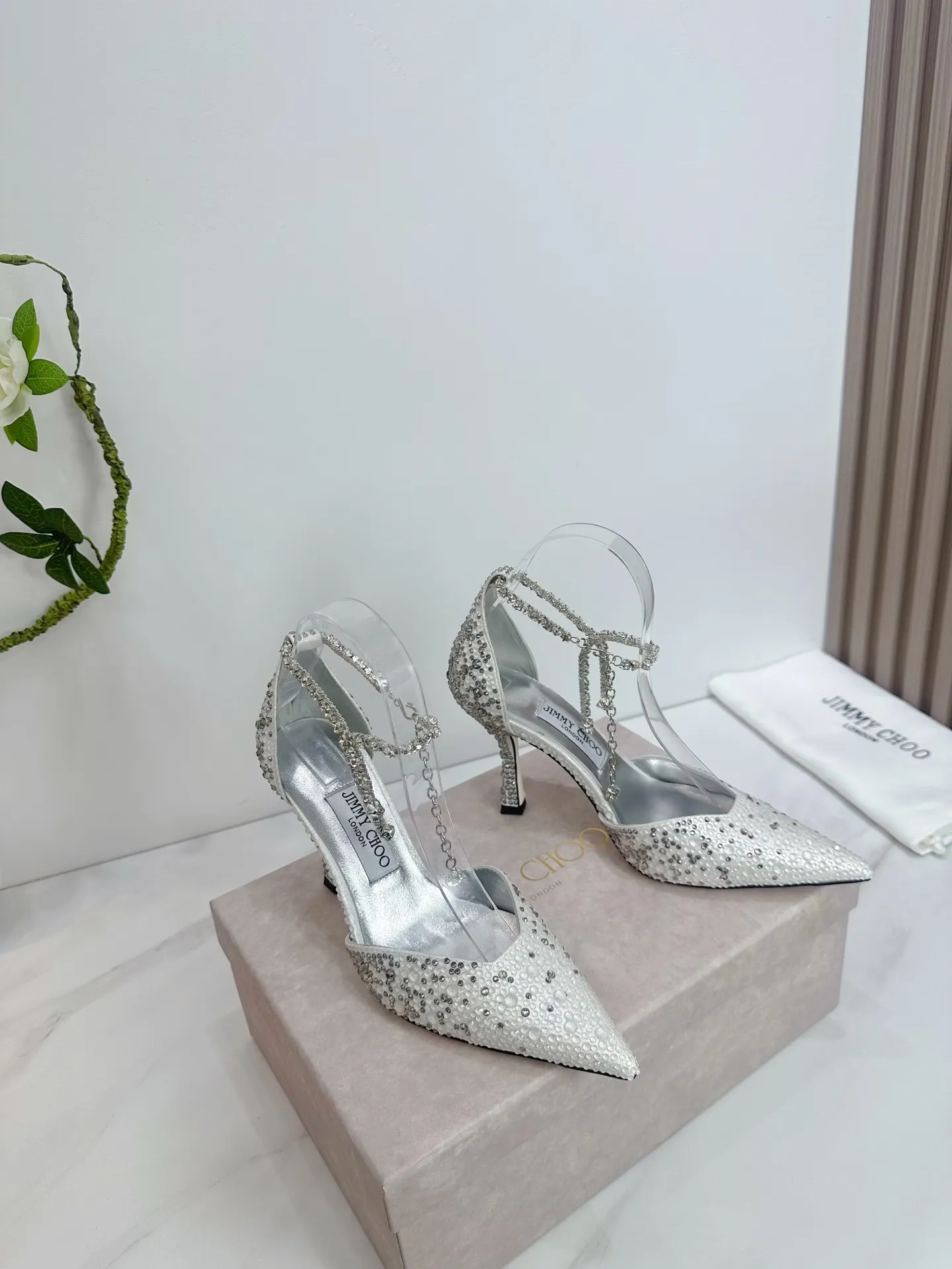 👟👟Ex-factory price 820👟👟 JIMMY CHOO (Jimmy CHOO) 💝💝💝 is a very comprehensive noble fashion lifestyle brand, with a series of women's high-heeled, medium-heeled, flat-heeled sandals with the same strap from major fashion bloggers and celebrities in Hong Kong and the United States.  The Australian pointed toe, round toe and square toe series are simply beautiful. Fall in love with elegance and playful sense of the future. Just by looking at them, you want to own them immediately, but you can really think about a pair of exquisite high heels~~~~~~~~~~~~~~~~~ 💝This series is specially designed for extraordinary and indifferent ladies, thus creating a unique overall effect, Jimmy Choo Design products that inspire women to move forward and show their charm💝💝💝 1⃣️Material: Imported silk hot diamond 2⃣️Inner: Imported Italian lambskin, super soft and delicate 3⃣️Outsole: Imported Italian original original color genuine leather injection molded outsole Heel height 8.5 4⃣️Code number: 35 to 39 (34.40.41.42. Customized)